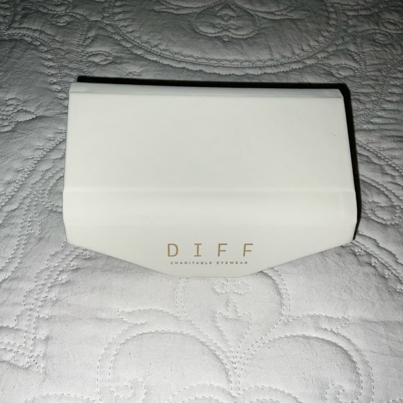 DIFF White sunglasses case. - Picture 3 of 3